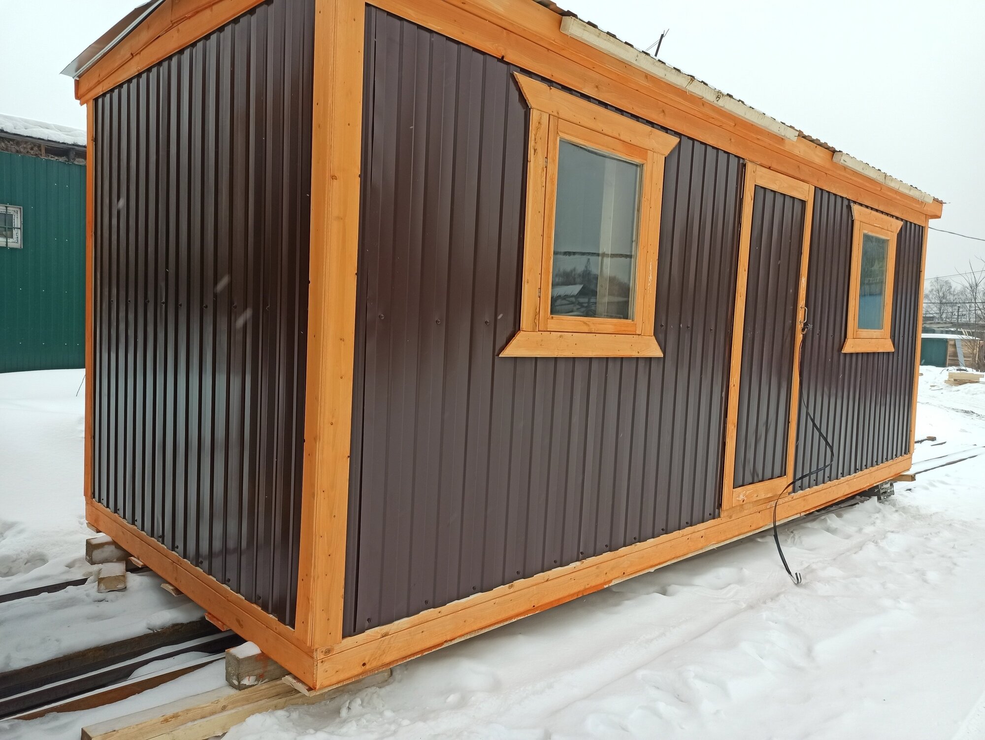 Утепленная бытовка АтомДомСтрой, 6х2,3 м, дерево, металл, наружная отделка: профлист — фото 1