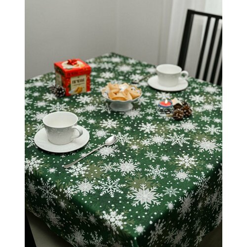 Скатерть праздничная / текстильная / с тефлоновой пропиткой / Новогодняя / 170*250см/ Duck снежинки на зеленом