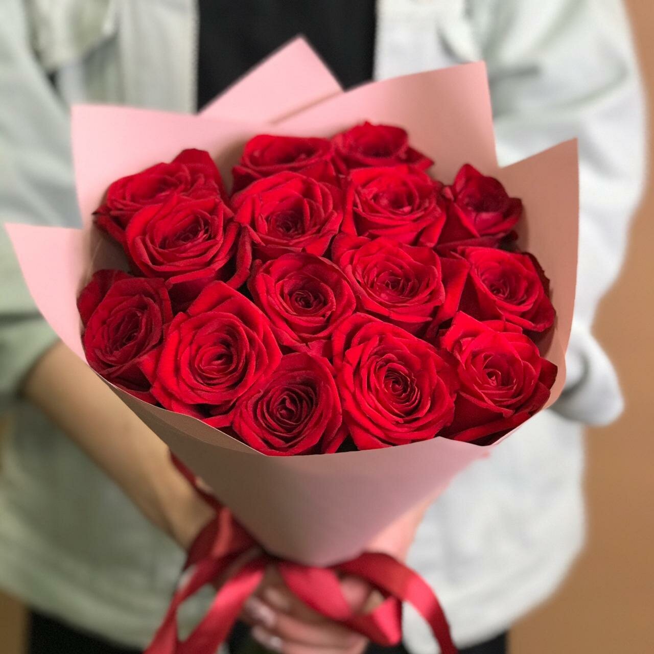 Цветы живые букет из 15 красных роз 40 см в упаковке от Flor2u