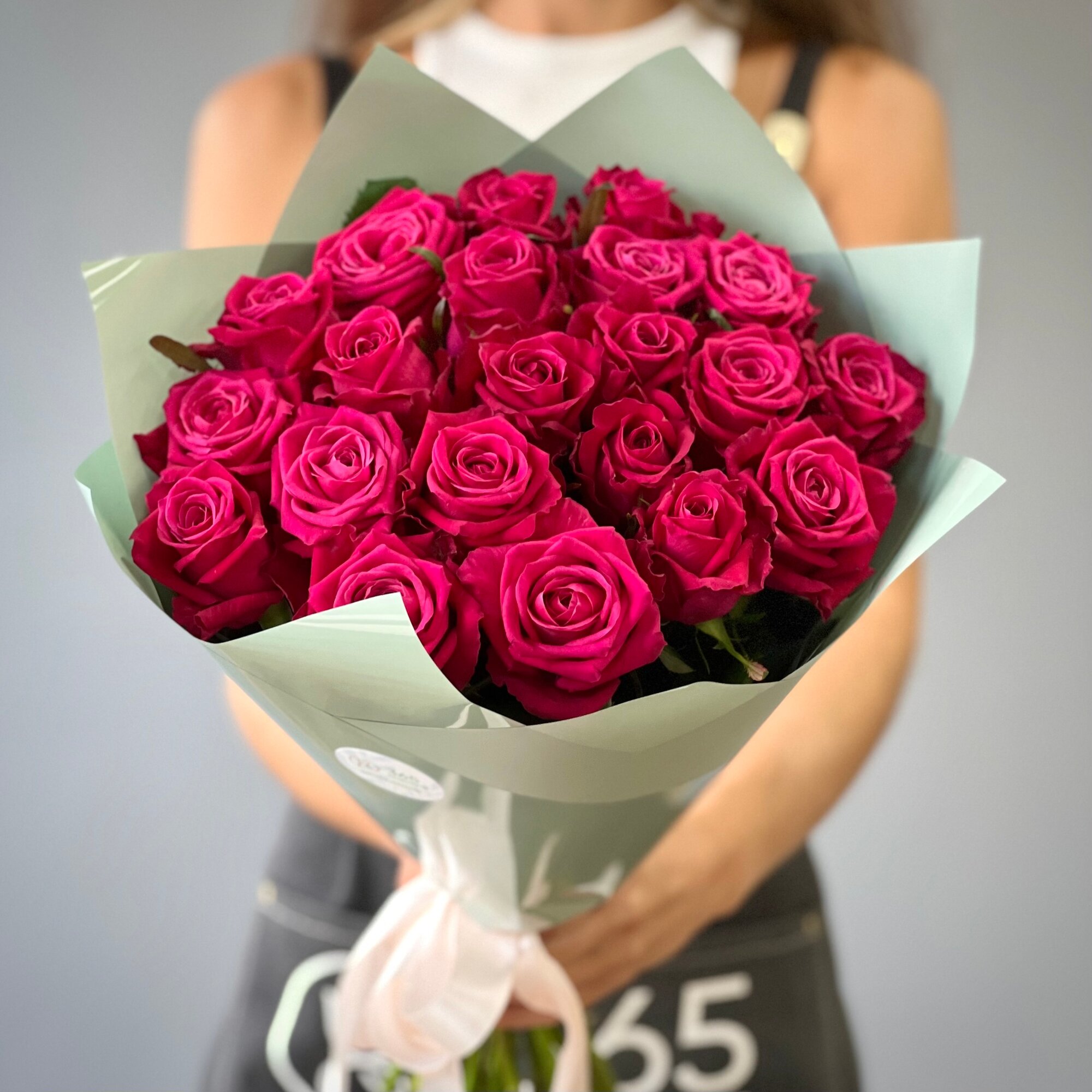 Букет из 21 малиновой розы 60 см в стильной упаковке. «365 Поводов» - живые цветы с доставкой