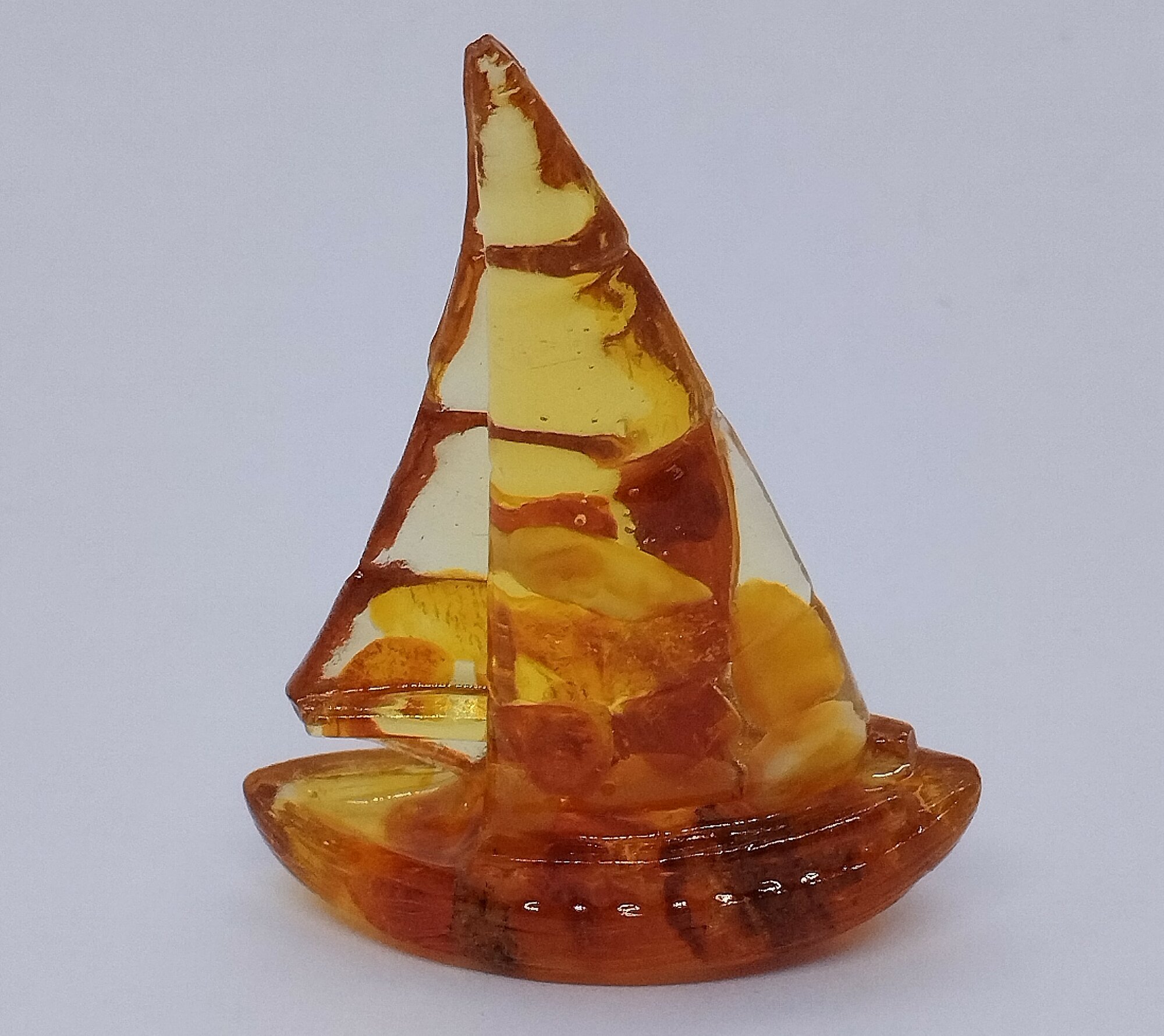 Янтарная фигурка Яхта, 10 г — фото 1