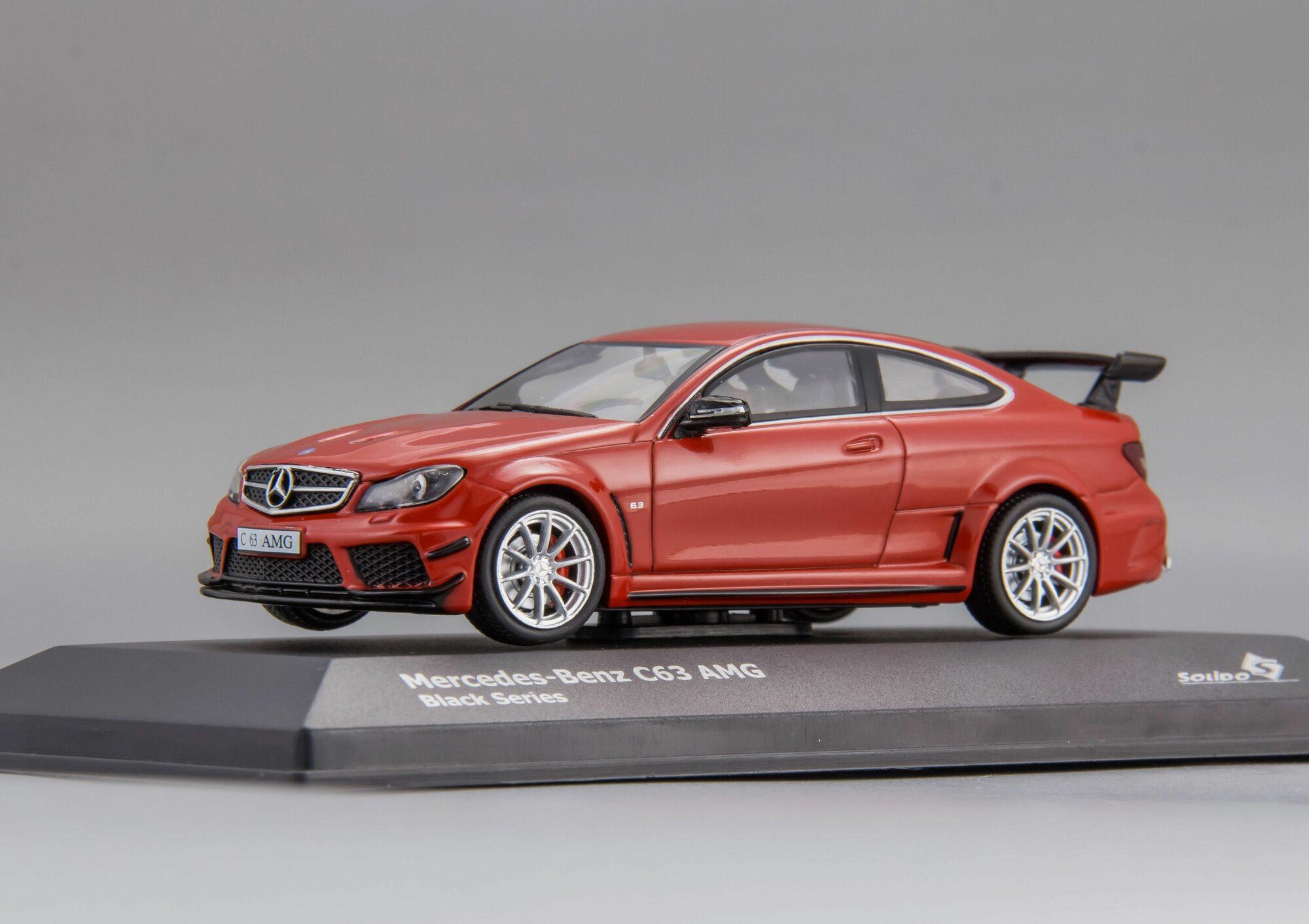 Коллекционная масштабная модель 1:43 Mercedes-Benz C63 AMG Black Series - 2012 от Solido — фото 1