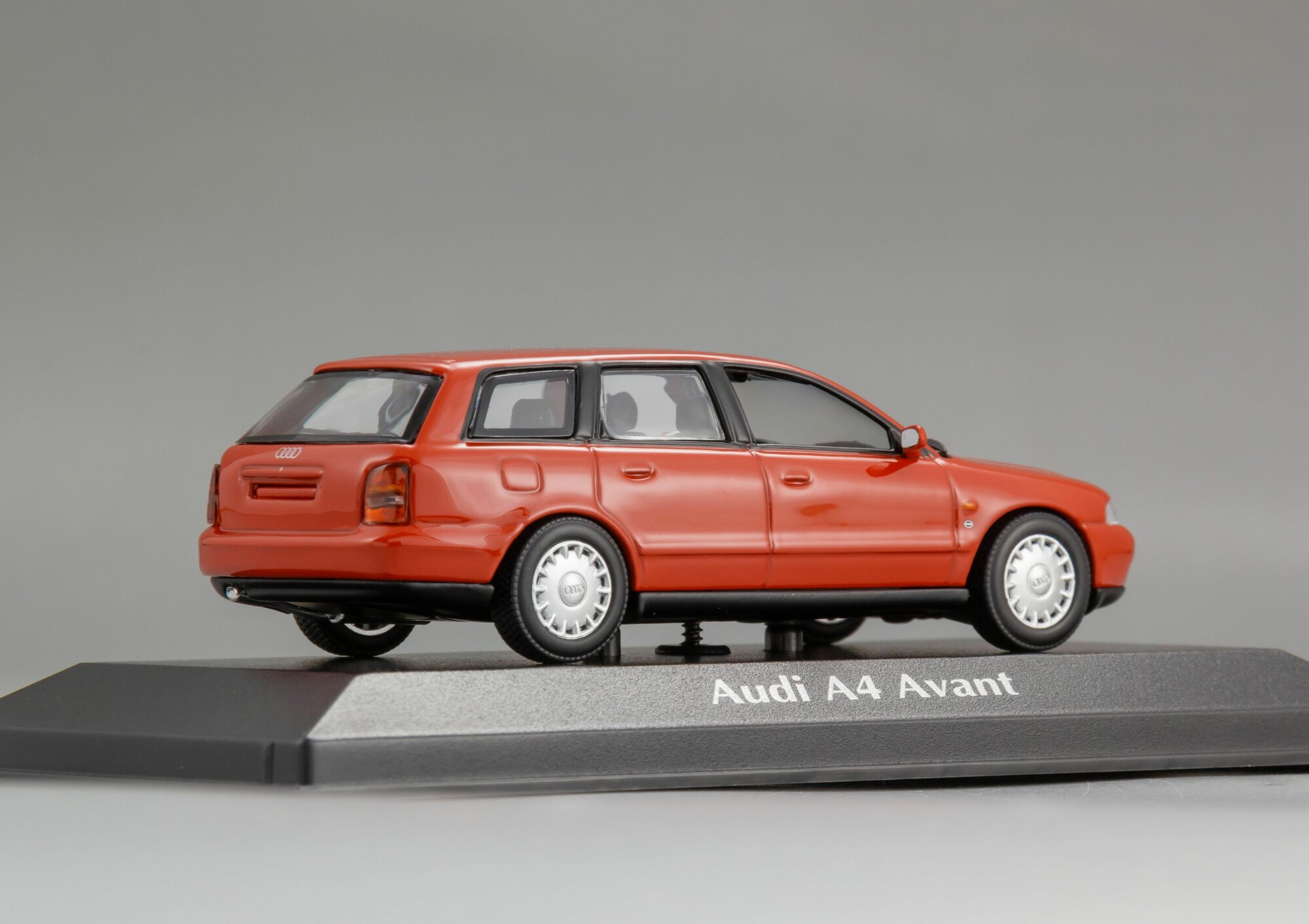 Коллекционная масштабная модель 1:43 Audi A4 Avant – 1995 от Maxichamps — фото 1