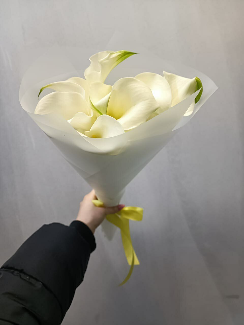 Монобукет Demin Flowers "Белые Каллы", 9 калл, крафт-бумага, высота 50 см — фото 1