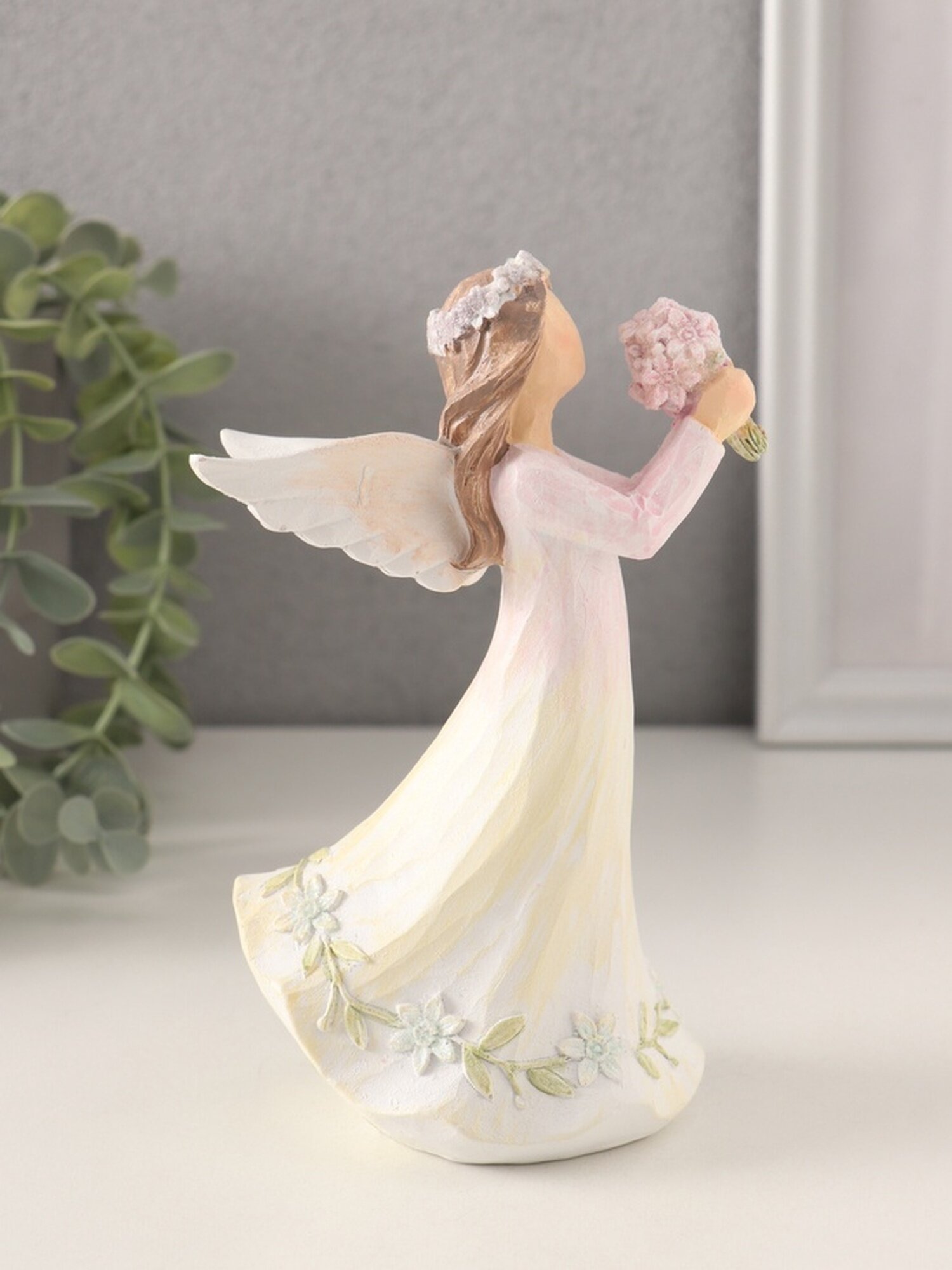 Фигурка полистоун «Девушка-ангел в нежно-розовом платье с букетом незабудок» 10×6.5×16 см