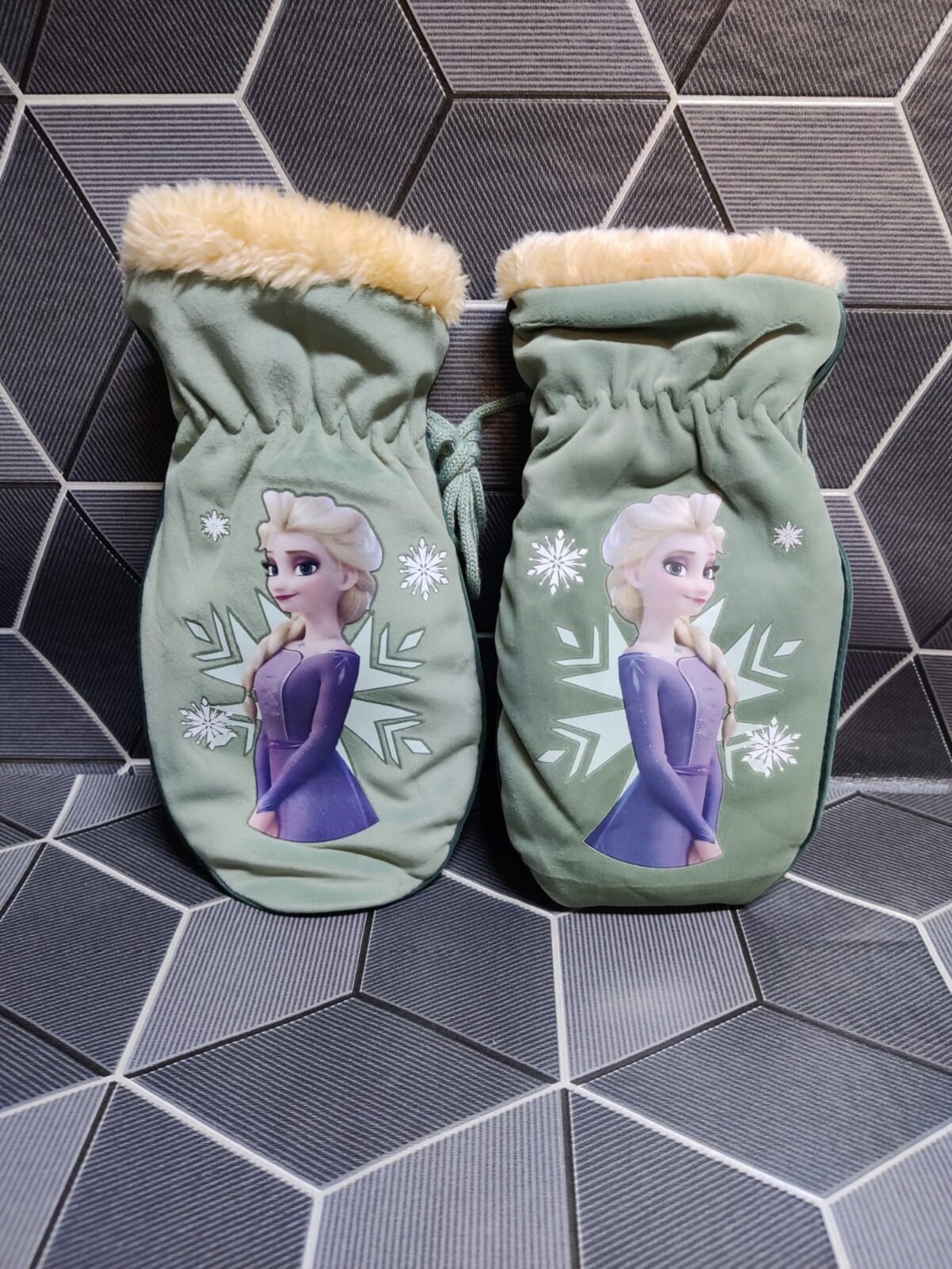 фото Варежки с меховой подкладкой Эльза, черные