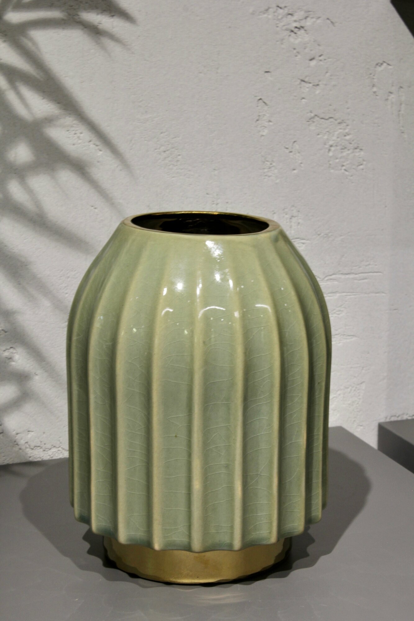 фото Керамическая интерьерная ваза серо-зеленая