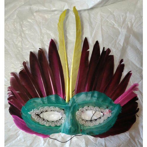 фото Маска карнавальная с перьями и пайетками. малиновая. нет бренда