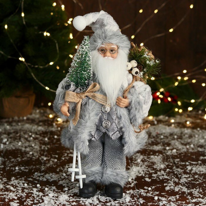 Декоративная кукла Зимнее волшебство "Дед Мороз, в клетчатом жилете, с елкой, 30 см, серый