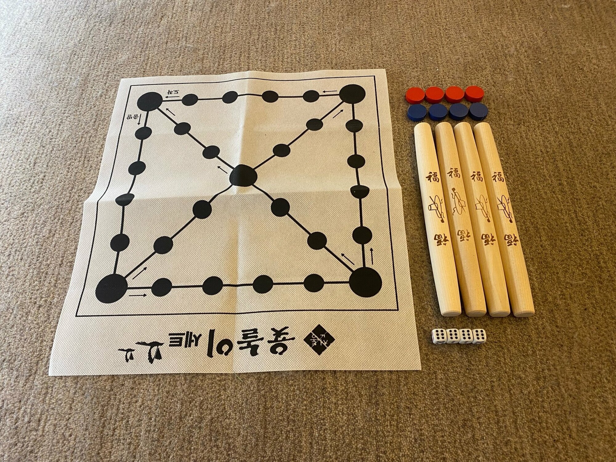Настольная корейская игра " Ютнори ", поле, фишки, палочки и кубики.