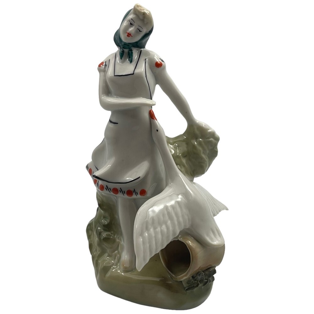 фото Фарфоровая статуэтка "Птичница в зелёном платке" 1960-1970 гг. Автор Синявская С. И, Сысерть, СССР