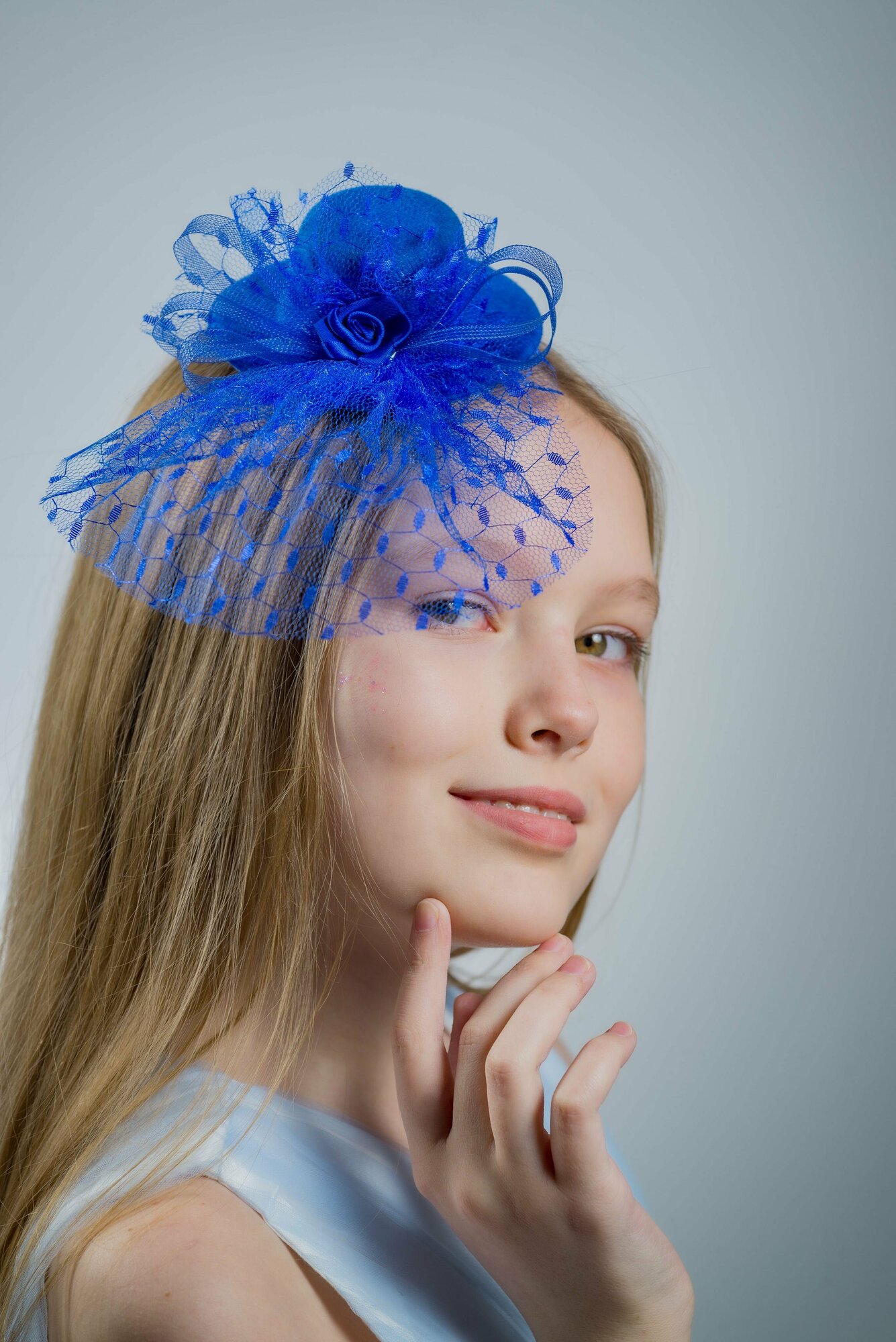 Шляпка на заколке карнавальная для праздника с вуалью и розой синяя