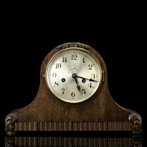 Часы настольные механические маркировка Herrm Schultze Nachf Breslau Junkernstr 12 дерево 34450₽