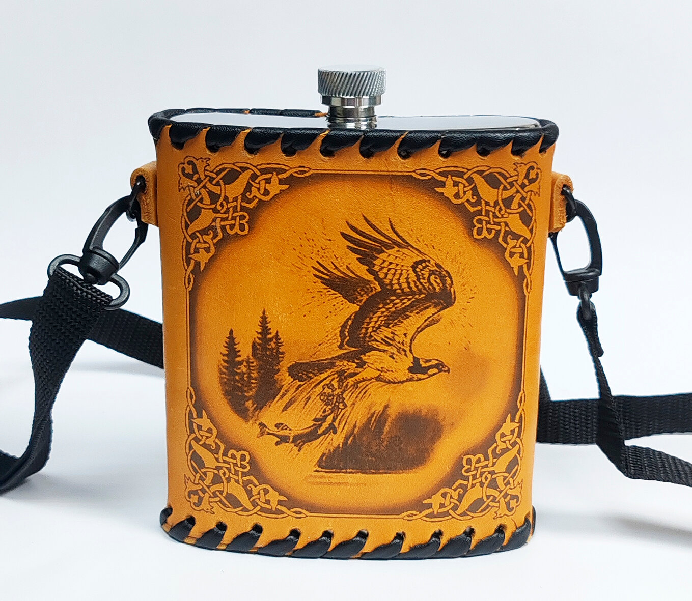 Подарочная фляга (500 мл. нержавеющая сталь) в кожаной рыжей оплётке - "Орел со щукой" - ручная работа Россия.