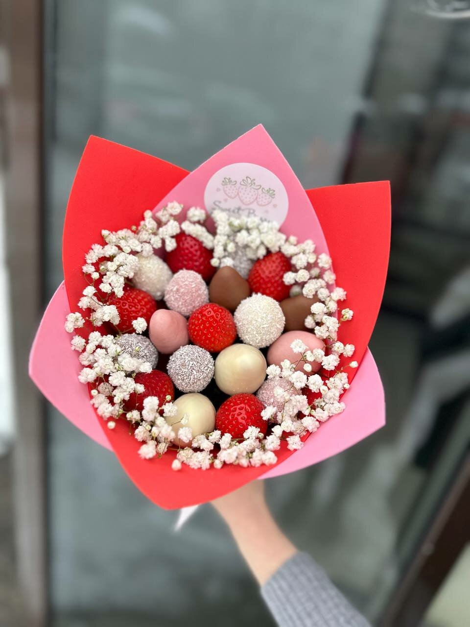 Небольшой Букет из клубник в шоколаде Sweet Berry "Амур" украшенный гипсофилой — фото 1