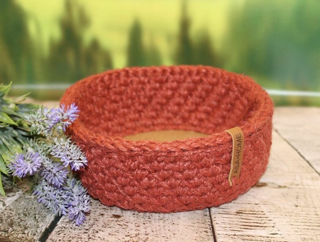 фото Круглая корзинка для хранения из джута, бокс для ключей, для украшений 15x15 см, красная