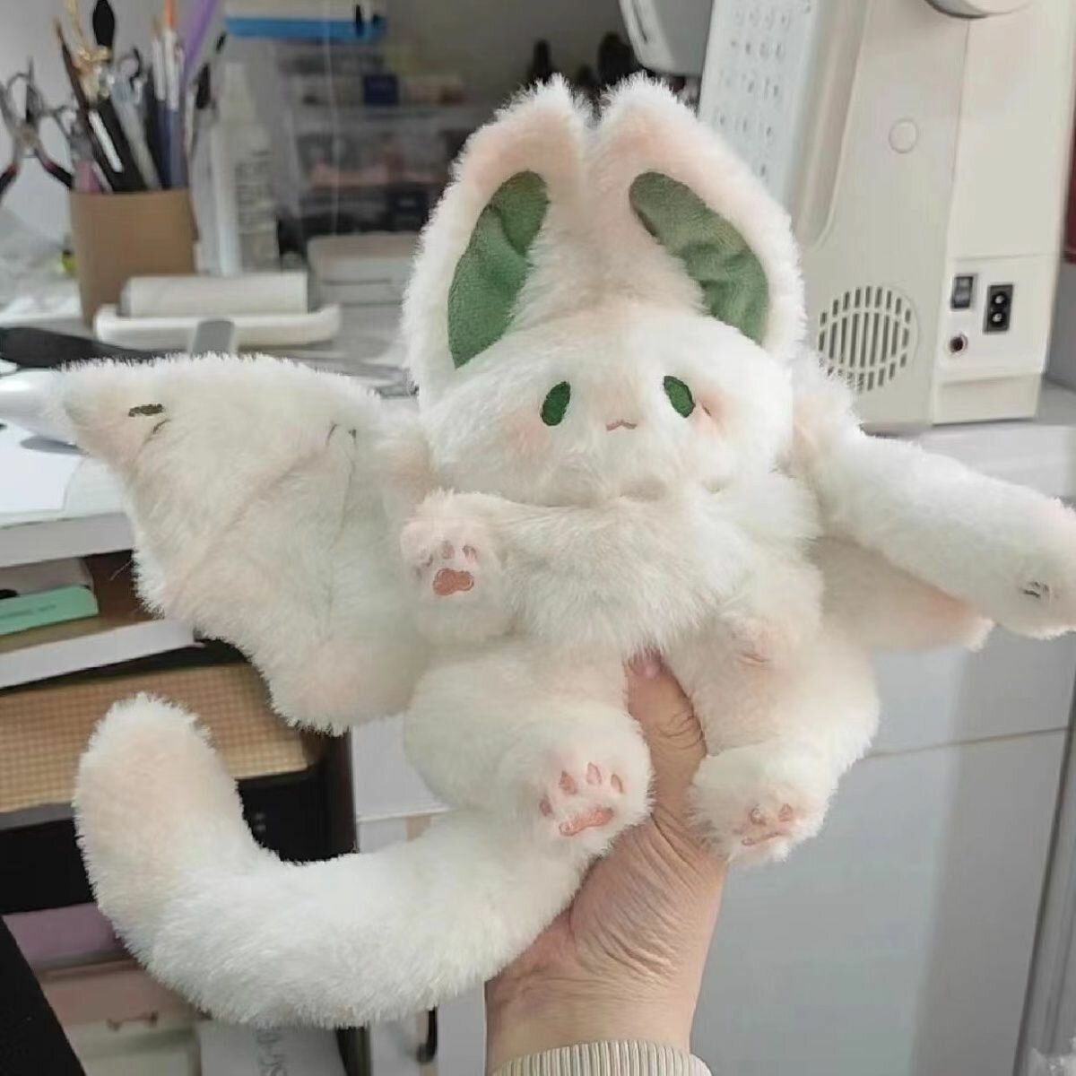 2024 Летающий большой белый кролик Плюшевая игрушка, обнимающая спящую летучую мышь и играющая с подушкой для девочек