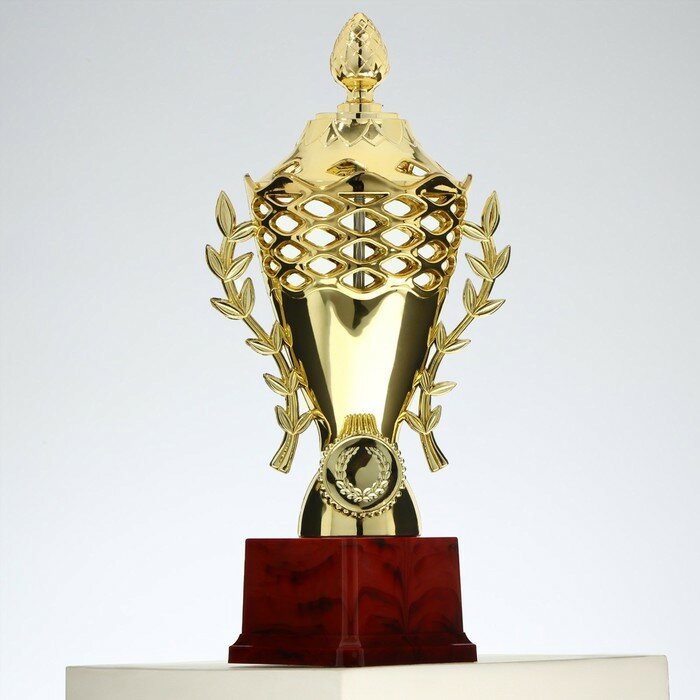 Кубок 184B, наградная фигура, золото, подставка пластик, 24,5 × 10,7 × 7,7 см.