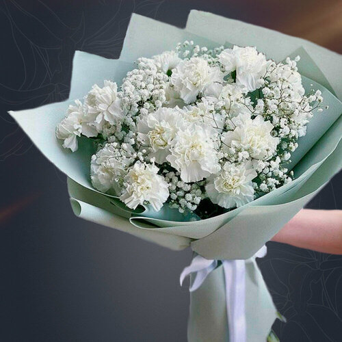 Изображение товара Гелена - сборный букет из 15 белых гвоздик и гипсофилы в матовой пленке с атласной лентой от 2name Flowers