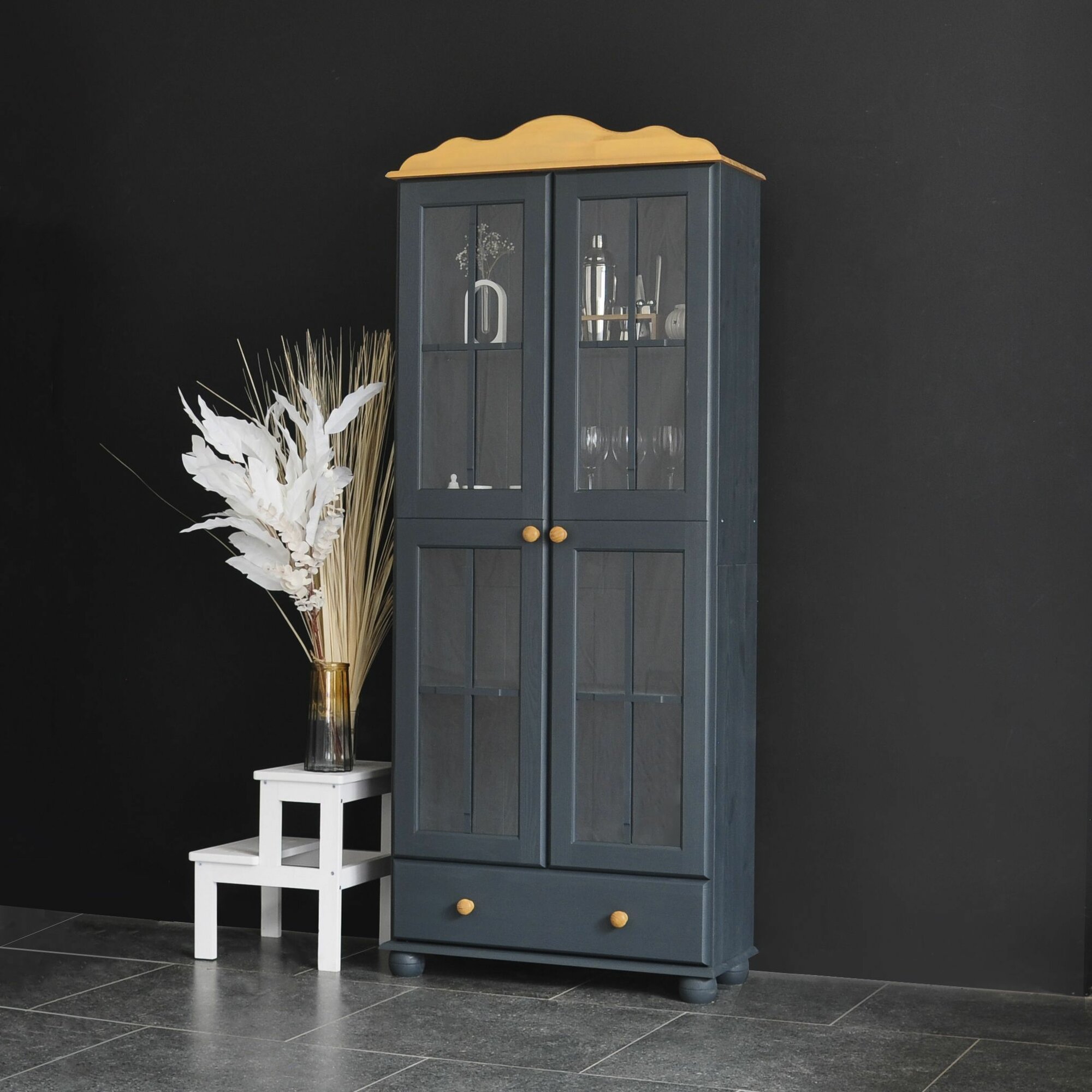 фото Шкаф с витриной Бритта двухдверная серый воск/антик