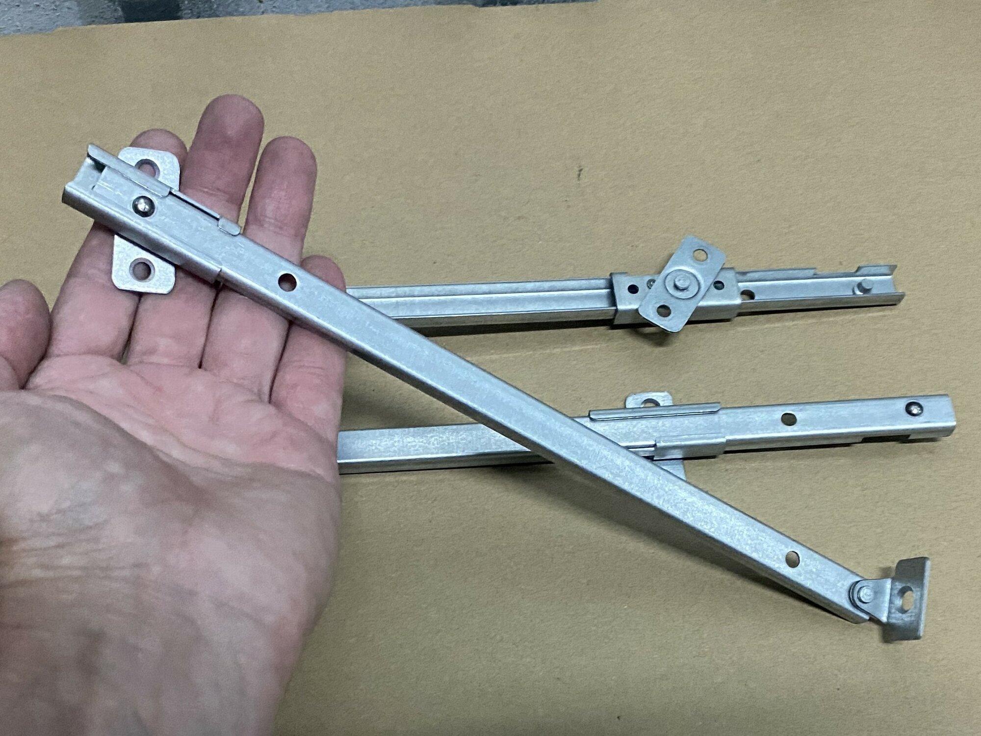 Изображение Кронштейн мебельный 267мм, с фиксацией, для откидных створок