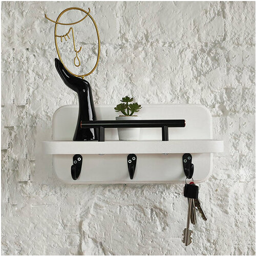 Настенная бежевая ключница Chiwoodo с полкой