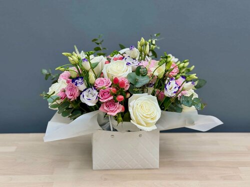 Изображение товара Композиция wowflo "Букет в сумочке", роза, кустовая роза и др, 25 цветов, высота 35см