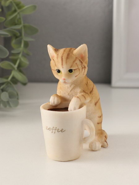 Фигурка полистоун "Рыжий котёнок с чашкой кофе", 8.5x5.5x10 см
