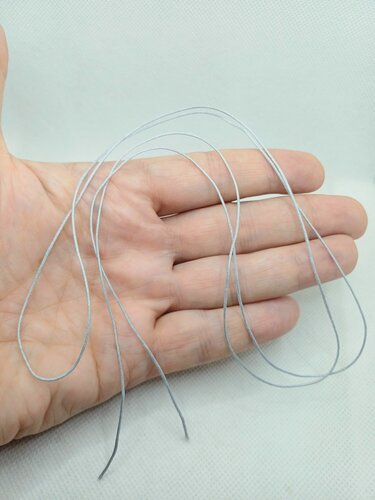 Изображение товара Тонкий шнурок для крестика и плетения браслетов - 1 метр. Шнур для рукоделия. Диаметр 0.9мм. Серебристый нейлоновый гайтан.