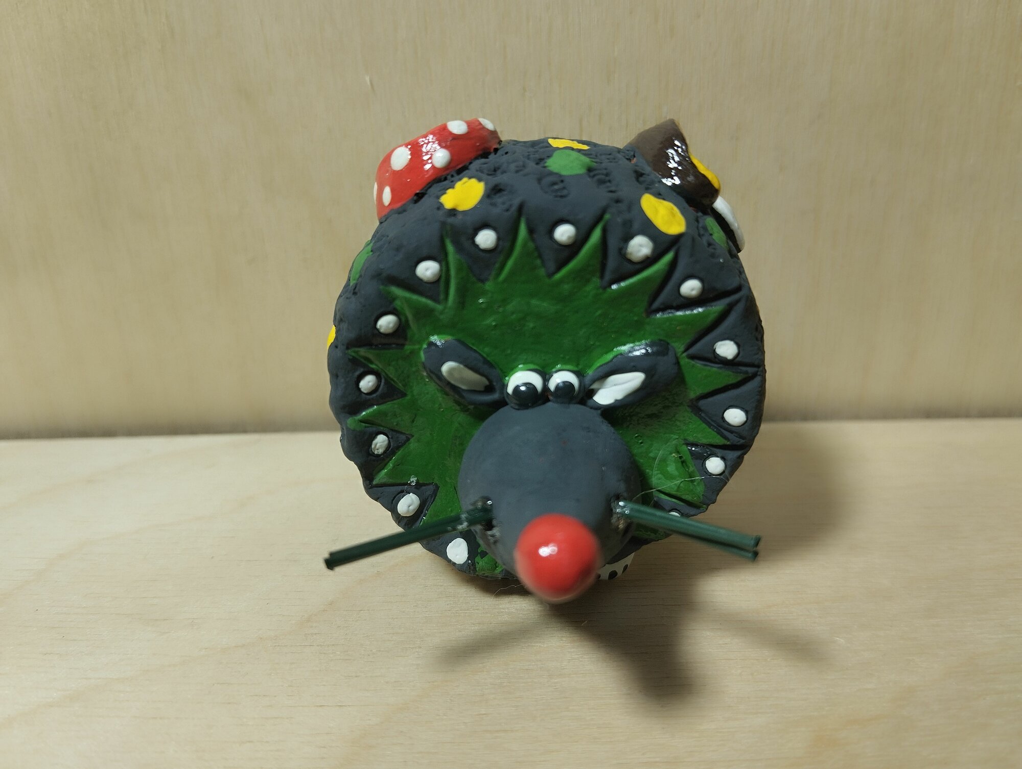 Фигурка ежик из глины