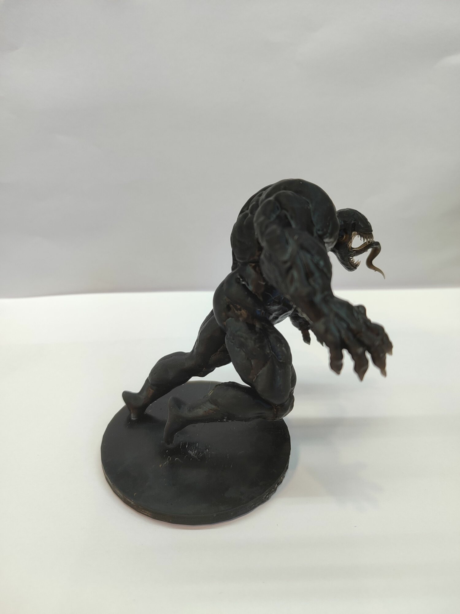 Фигурка из смолы Веном(Venom)/ Статуэтка героя Marvel (Марвел)/ дополнение к интерьеру/ Hand made — фото 1