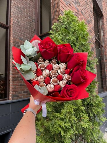 Изображение товара Букет с клубникой в белом и молочном шоколаде, без посыпок, 300 г, 5 роз, эвкалипт, Classic 3