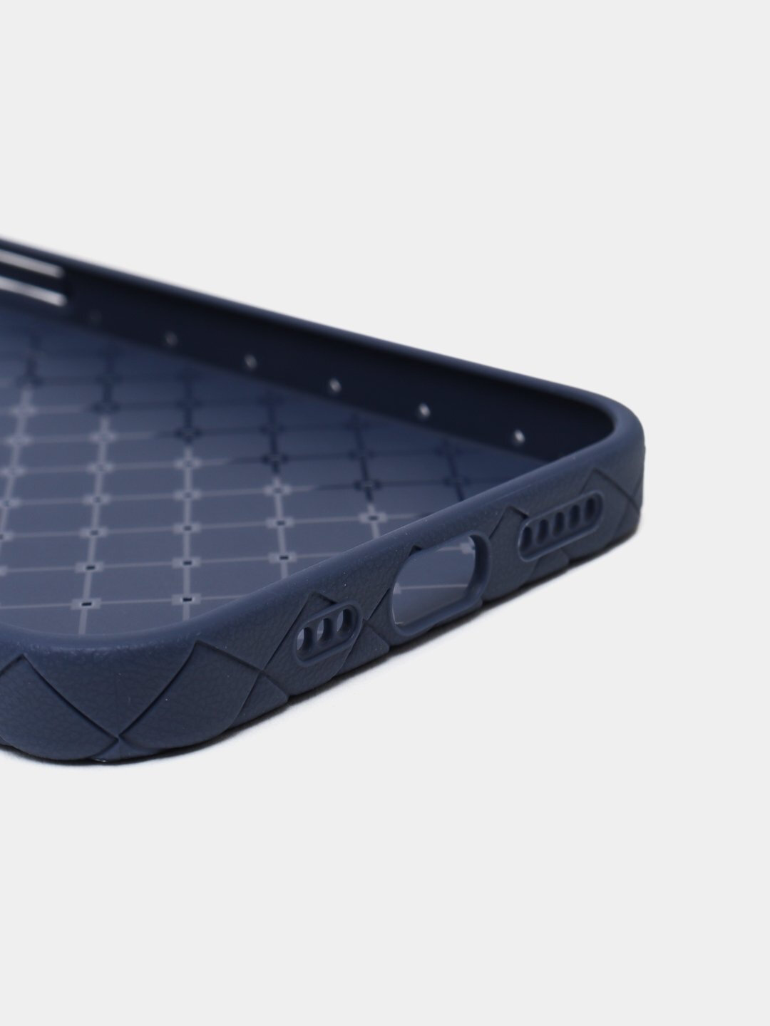 Силиконовый чехол для iPhone 16 Pro Max тонкий он обеспечивает дополнительную защиту от сильных ударов — фото 1