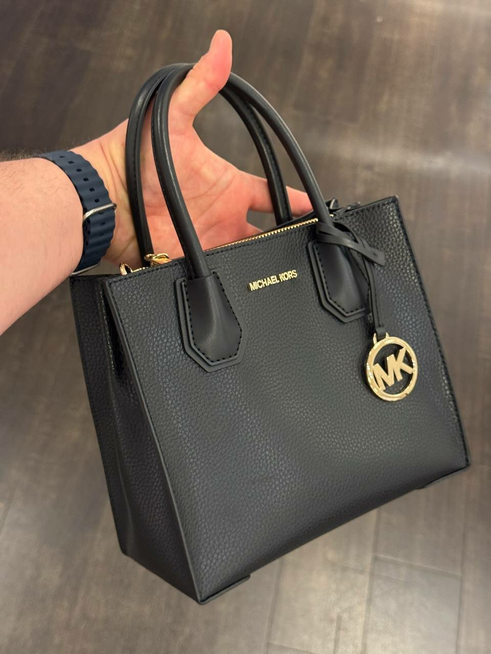 Сумка кросс-боди MICHAEL KORS Женская сумка из натуральной кожи классическая черная с золотой фурнитурой Michael Kors Mercer Medium Pebbled Leather Crossbody Bag Black Gold 35S1GM9M2L