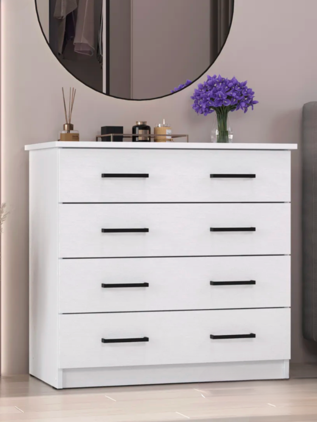 Белый комод в современном стиле с чёрными ручками – функциональная мебель для хранения одежды и аксессуаров