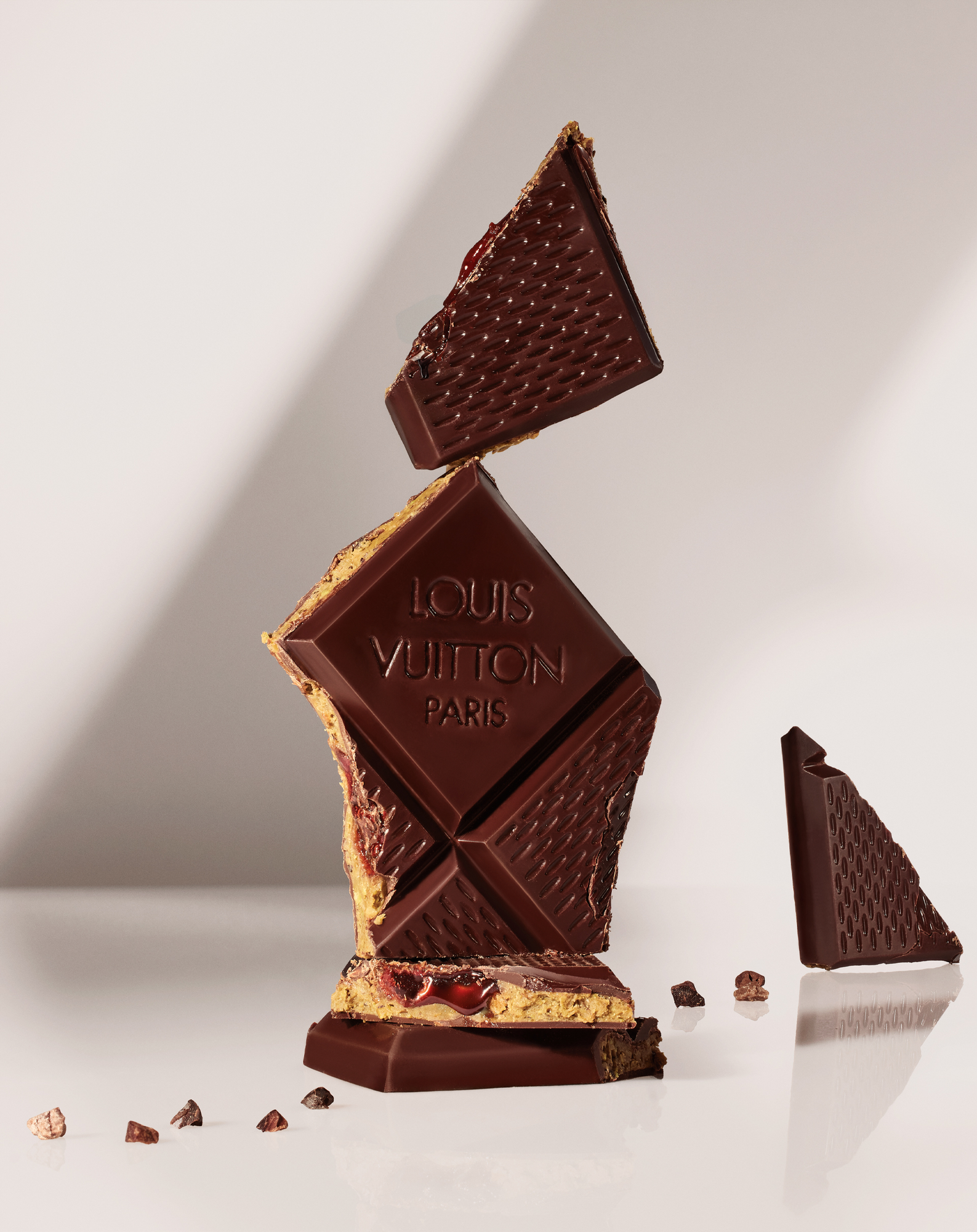 Шоколадный Батончик с начинкой из темного шоколада Louis vuitton - фисташки и малина