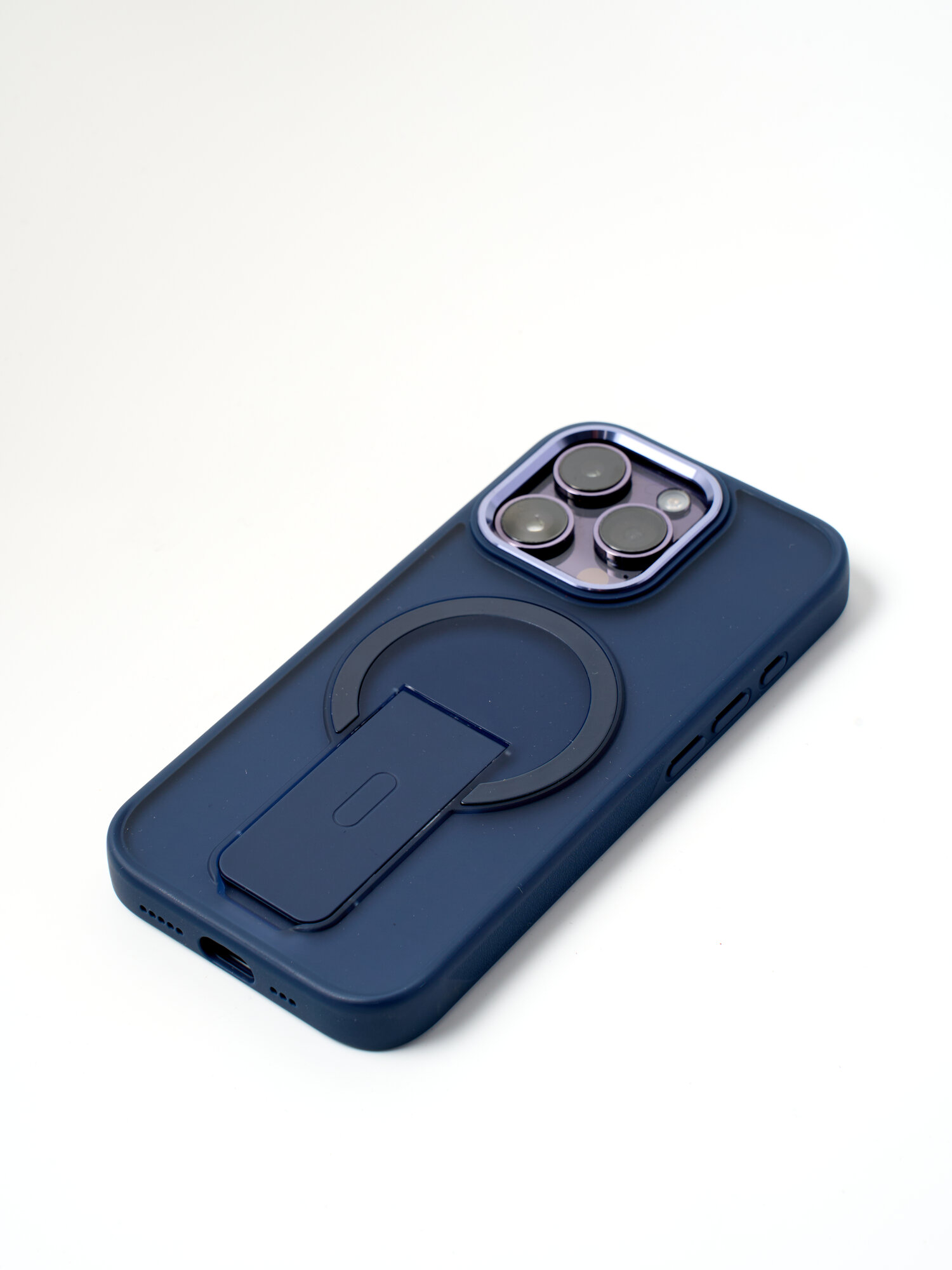 Чехол на Айфон 16 Про (iPhone 16 Pro) с поддержкой беспроводной зарядки и подставкой, синий — фото 1