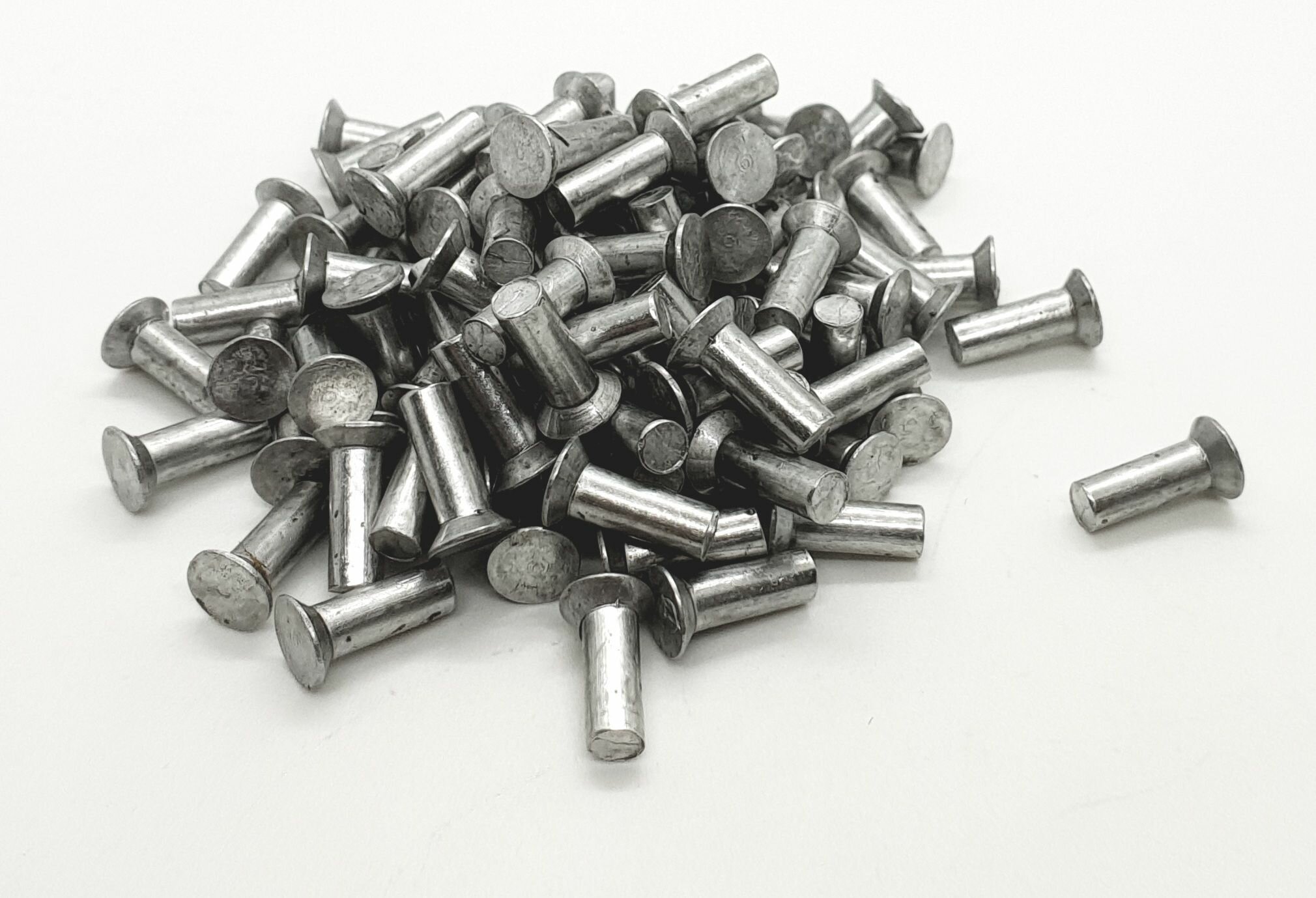 фото Заклепка забивная под молоток с потайной головкой 4х12 алюминиевая, ГОСТ 10300 (DIN 661), 100 шт.