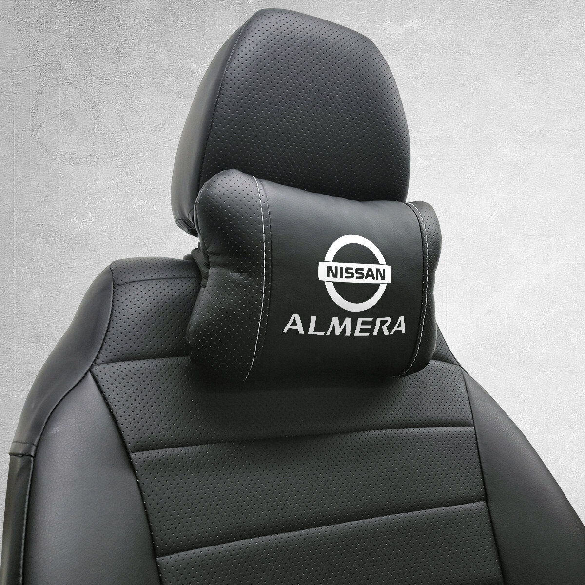 Автомобильная подушка под шею на подголовник эмблема Nissan Almera, для Ниссан Альмера. Подушка для шеи в машину. Подушка на сиденье автомобиля.
