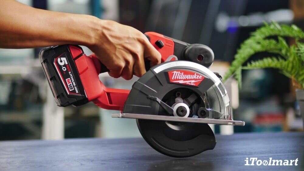 Пила дисковая аккумуляторная Milwaukee M18 FMCS-502X FUEL - фото №10