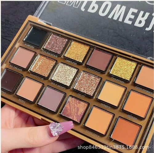 Изображение товара Палитра теней, 18 оттенков, в подарочном футляре, для всех типов кожи