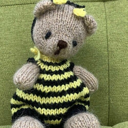 Медвежонок в костюме пчелки