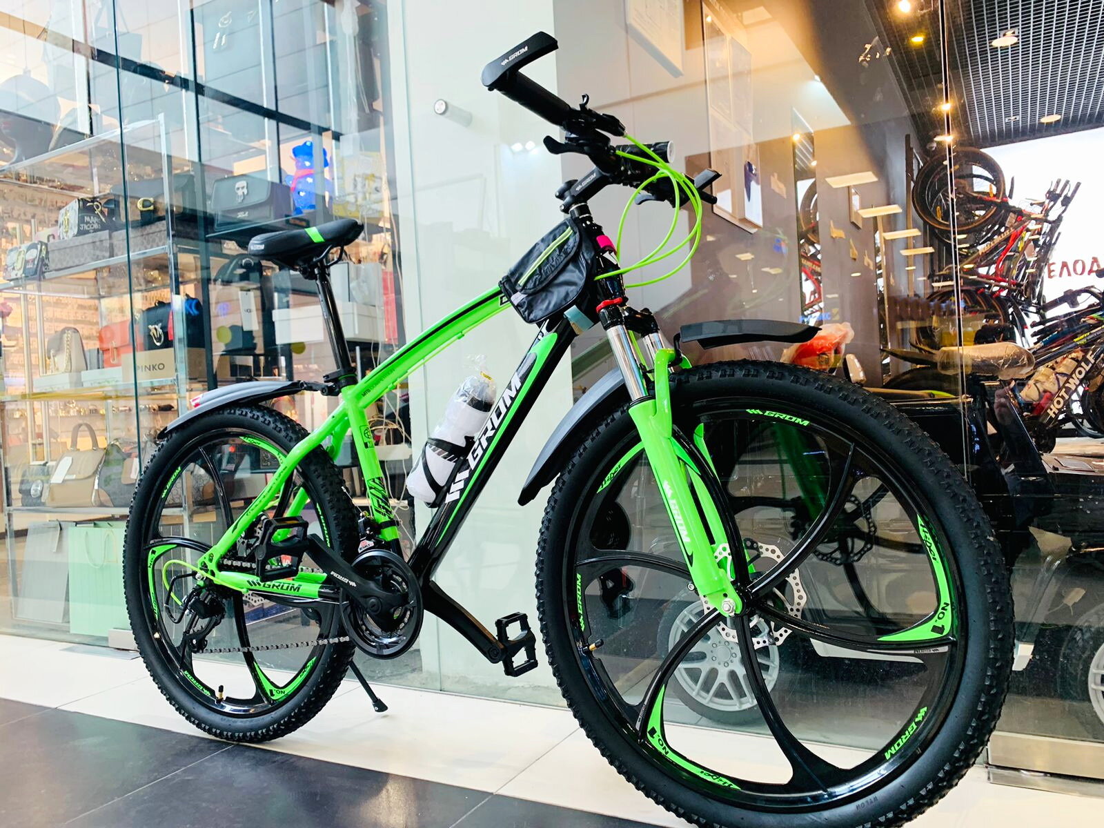 Горный велосипед на дисках GROM, городской, 26 дюймов / взрослый, мужской и женский для прогулки / скоростной, спортивный велик для подростков черный/зеленый