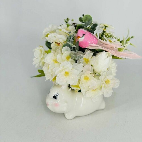 Пасхальный зайчик с искусственными цветами