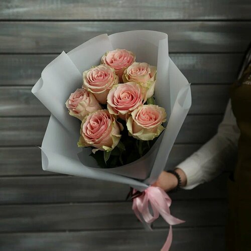 Изображение товара Букет живых цветов из 7 нежно-розовых роз в упаковке Эквадор 60 см