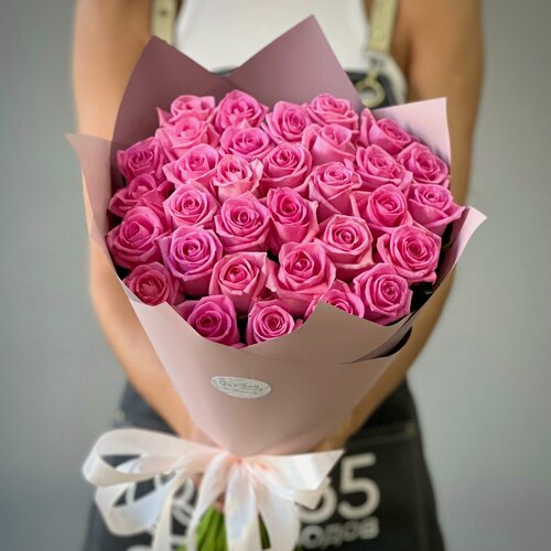 Изображение товара Букет из 31 розовой розы 60 см в стильной упаковке. «365 Поводов» - живые цветы с доставкой