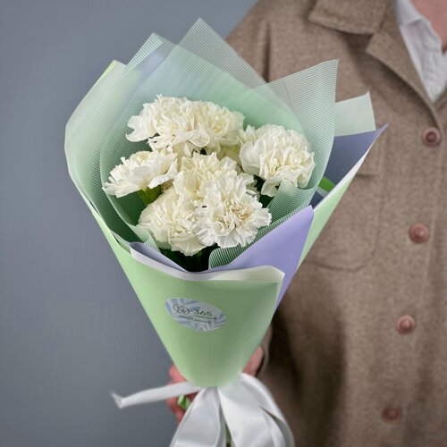 Изображение товара Букет из 11 белых гвоздик в стильной упаковке. «365 Поводов» - живые цветы с доставкой