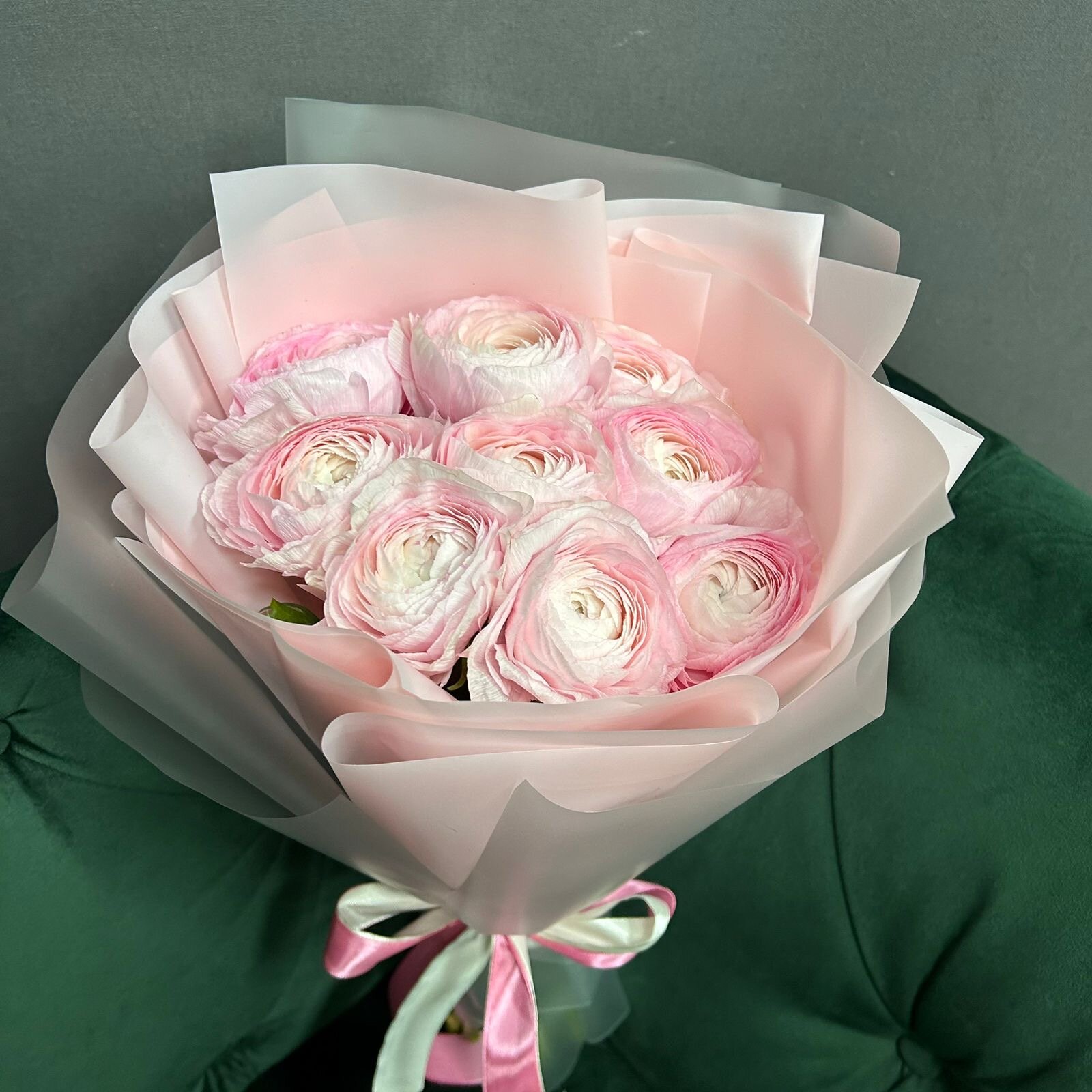 Монобукет из 9 розовых ранункулюсов Леди в двухслойной упаковке