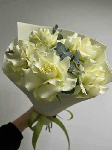 Изображение товара Букет из 5 французских белых роз с эвкалиптом, в стильной упаковке