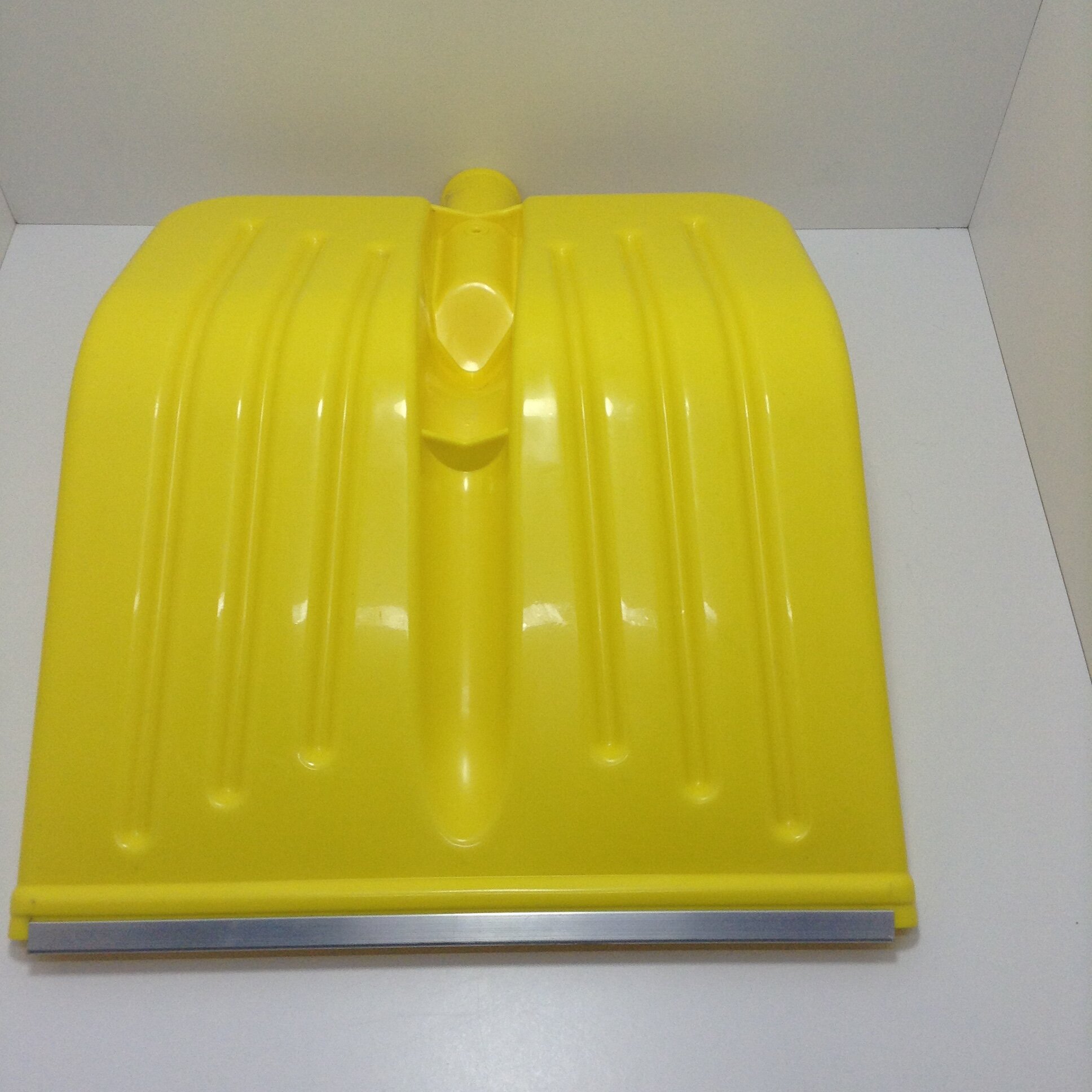 Лопата для уборки желтого снега среднего размера - фотография № 3